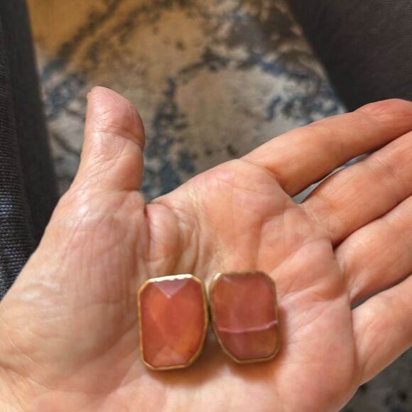 Faceted Agate Carnelian Gold-tone Stretch Bracelet & Clip on Earrings. - Picture 4 of 9